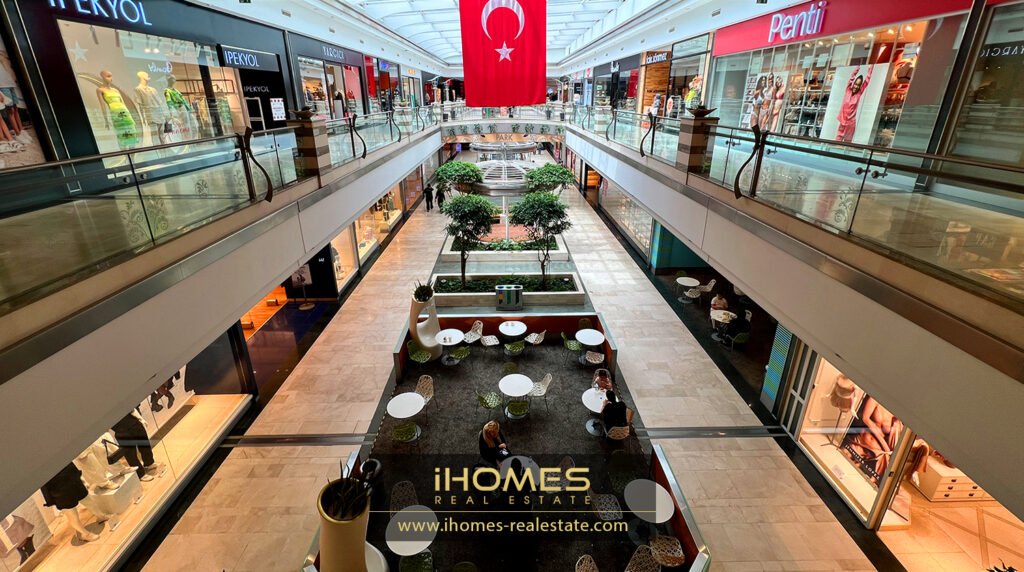 کافه های شیک مانند استارباکس در مرکز خرید آکباتی باهچه شهیر استانبول